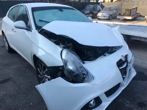 Alfa Romeo Giulietta con grave danno frontale: cofano sollevato, fanale distrutto e paraurti deformato